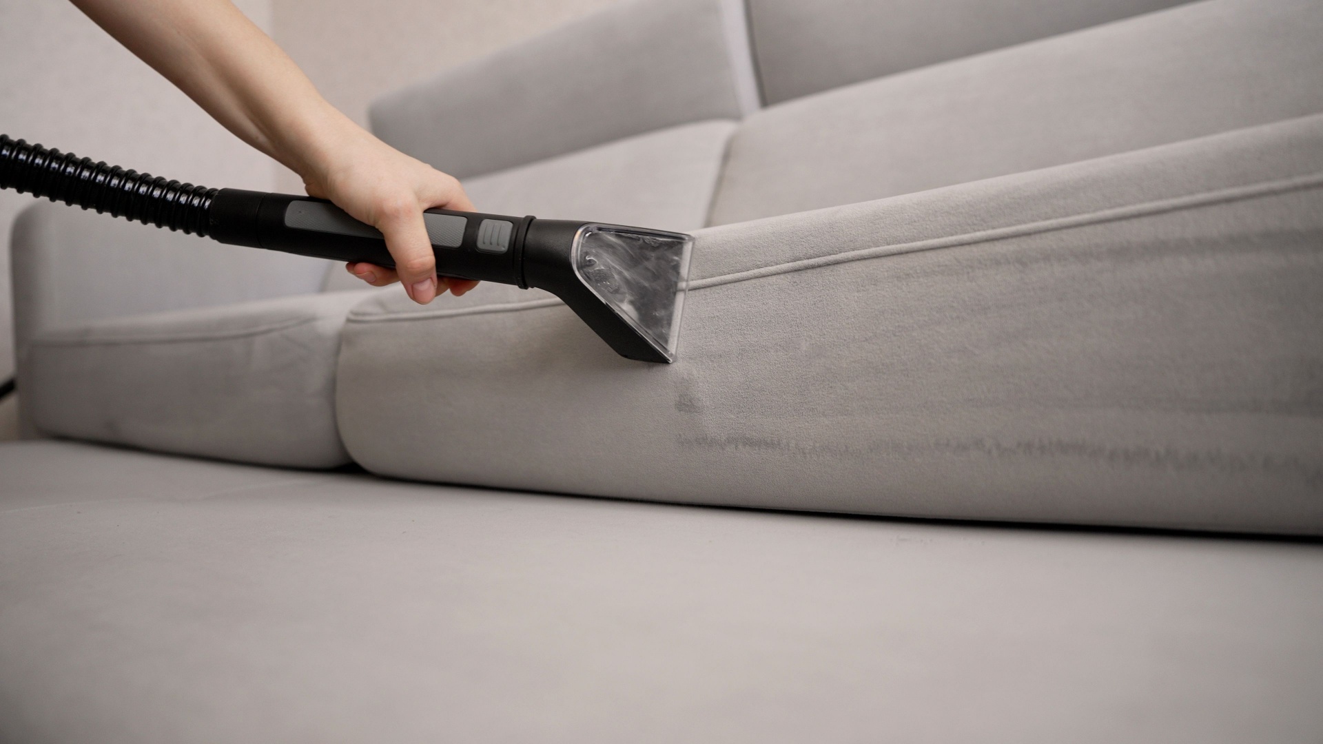 Renholder renser sofa, rens av møbler og tekstiler