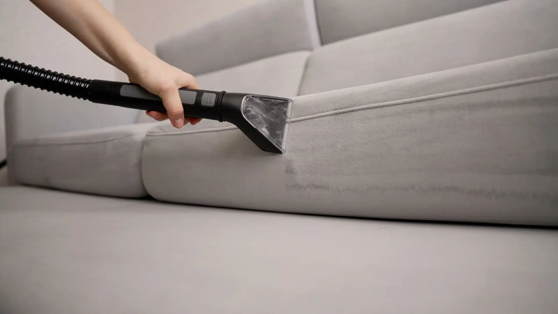 Renholder renser sofa, rens av møbler og tekstiler